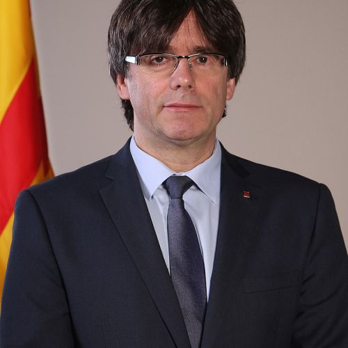 2p2c7_800px-retrat-oficial-del-president-carles-puigdemont-cropped-02.jpg