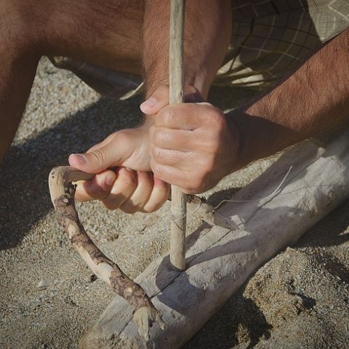 kurjenje-ognja-neandertalec-človek.jpg