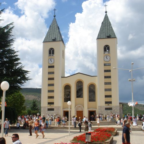 Međugorje_St.James_Church-Medžugorje.jpg