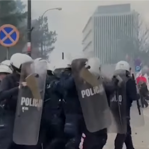 8zjil_screenshot-2024-03-07-at-09-27-14-polish-farmers-clash-with-police-as-warsaw-protest-turns-violent.png