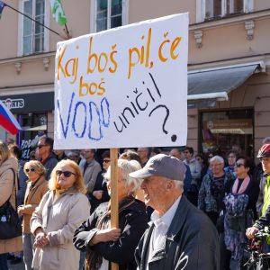 protest za zaščito pitne vode