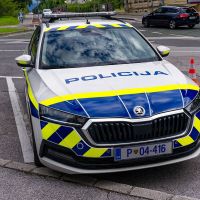 pe7ae_policija-policijski-avto-211-l.jpg
